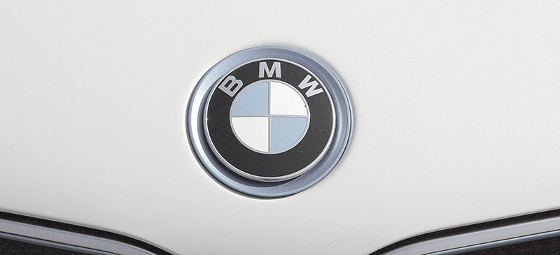 汽车引擎盖上的BMW标志是经典的首字母缩写品牌名称